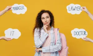 Ragazza pensierosa con zaino rosa, circondata da nuvole con professioni: Manager, Lawyer, Doctor, IT. Quali sono le migliori università telematiche per il suo futuro?