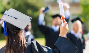 Laurea in mano, un traguardo raggiunto in quella che è la **università migliore d'Italia**. Celebrazione di un futuro brillante.
