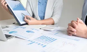 Analisi di grafici finanziari per discutere il consulente finanziario stipendio e strategie di investimento.