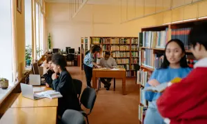 Studenti studiano in biblioteca, un ambiente ideale per chi cerca le psicologia migliori università.