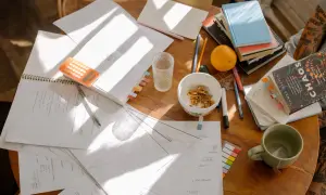 Appunti sparsi, libri e una tazza di tè: la scena perfetta per affrontare gli esami più difficili di giurisprudenza.