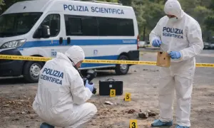 Agenti della Polizia Scientifica al lavoro. Chissà quanto guadagna un poliziotto al mese per un lavoro così delicato.