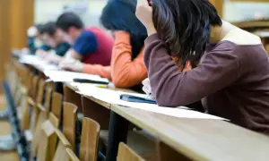 Studenti concentrati durante gli esami Unicusano, come sono? Si scrive, si pensa, si usa la calcolatrice.