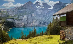 Rifugio alpino con lago turchese e montagne imponenti. Un posto ideale per chi cerca lavoro, vitto e alloggio urgente.