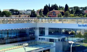 Edificio moderno con scritta "San Raffaele". Informazioni sul università san raffaele costo e sulla struttura.
