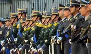 Uomini e donne in uniforme, con fucili, pronti a servire. Un'immagine che ispira a capire come diventare finanziere.