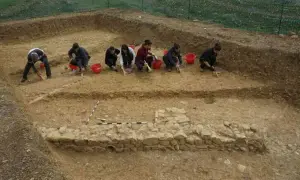 Archeologi scavano con cura, scoprendo antiche rovine. Chissà quanto guadagna un archeologo per un lavoro così affascinante e faticoso!