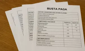 Busta paga con dettagli stipendio estetista 3 livello 40 ore. Retribuzione base, straordinari, indennità e IRPEF.