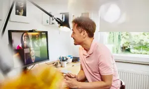 Uomo in videochiamata con colleghi, un esempio di remote jobs Italy.