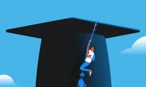 Studente si arrampica su un nappa di laurea, simbolo delle università più difficili.
