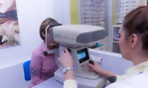 Esame della vista con autorefrattometro. Un passo fondamentale per capire come diventare ottico e aiutare gli altri a vedere meglio.