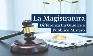 Martelletto da giudice, bilancia della giustizia e testo "La Magistratura: Differenza tra Giudice e Pubblico Ministero".