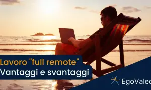 Uomo in sdraio sulla spiaggia lavora al computer, godendosi il lavoro full remote con vista mare al tramonto.