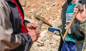 Un geologo cosa studia? Rocce e minerali, con martello e smartphone per documentare le scoperte sul campo.