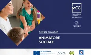 Offerte lavoro animatore sociale: un adulto sorride a due bambini che giocano con blocchi colorati.
