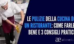 Il cuoco deve pulire la cucina del ristorante. Immagine mostra un cuoco che pulisce un bancone con uno straccio giallo.
