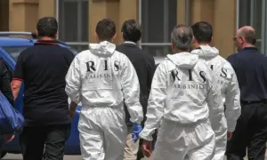 Personale della polizia investigativa RIS Carabinieri in tute bianche, pronti per un sopralluogo.