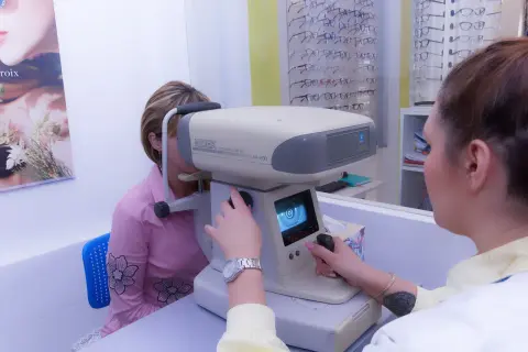 Esame della vista con autorefrattometro. Un passo fondamentale per capire come diventare ottico e aiutare gli altri a vedere meglio.