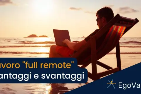 Uomo in sdraio sulla spiaggia lavora al computer, godendosi il lavoro full remote con vista mare al tramonto.