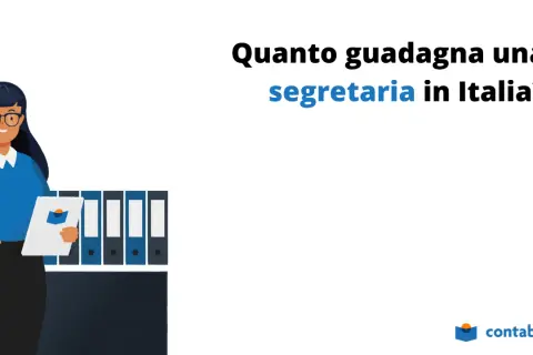 Una segretaria con occhiali e camicetta blu, in piedi davanti a raccoglitori, si chiede quanto guadagna una segretaria in Italia.