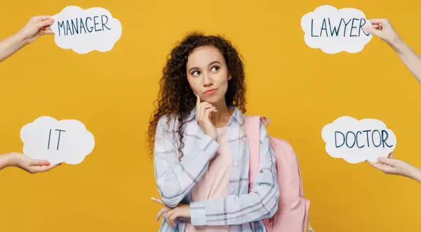 Ragazza pensierosa con zaino rosa, circondata da nuvole con professioni: Manager, Lawyer, Doctor, IT. Quali sono le migliori università telematiche per il suo futuro?