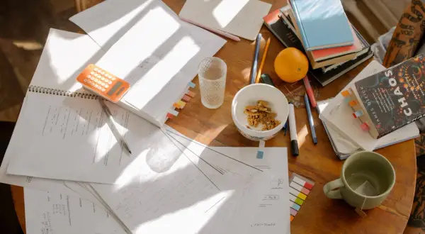 Appunti sparsi, libri e una tazza di tè: la scena perfetta per affrontare gli esami più difficili di giurisprudenza.