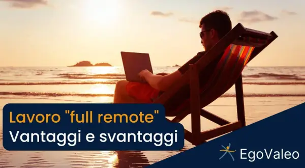 Uomo in sdraio sulla spiaggia lavora al computer, godendosi il lavoro full remote con vista mare al tramonto.