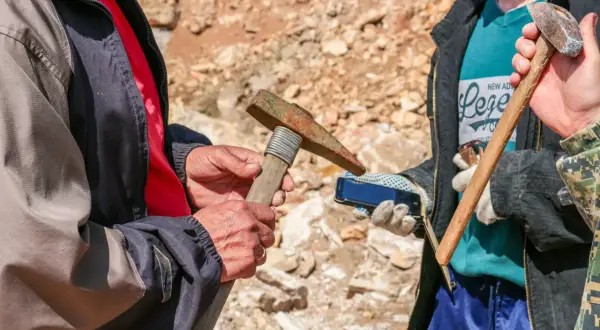 Un geologo cosa studia? Rocce e minerali, con martello e smartphone per documentare le scoperte sul campo.