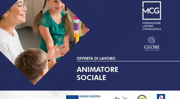 Offerte lavoro animatore sociale: un adulto sorride a due bambini che giocano con blocchi colorati.