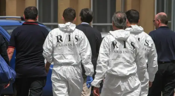 Personale della polizia investigativa RIS Carabinieri in tute bianche, pronti per un sopralluogo.
