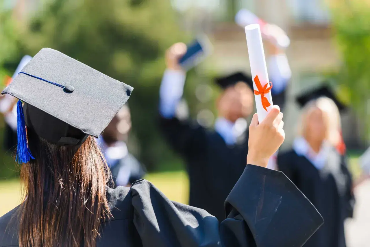 Laurea in mano, un traguardo raggiunto in quella che è la **università migliore d'Italia**. Celebrazione di un futuro brillante.
