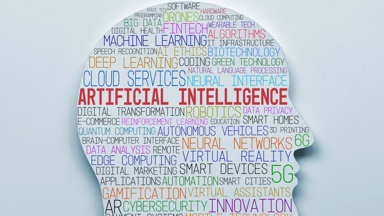 Profilo di una testa umana riempito di parole chiave tecnologiche, tra cui "Intelligenza Artificiale". È difficile diventare PM? La tecnologia avanza.