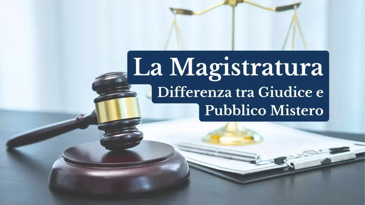 Martelletto da giudice, bilancia della giustizia e testo "La Magistratura: Differenza tra Giudice e Pubblico Ministero".