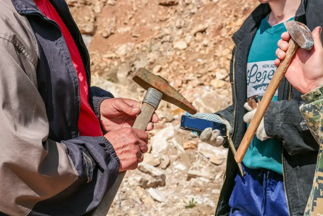Un geologo cosa studia? Rocce e minerali, con martello e smartphone per documentare le scoperte sul campo.