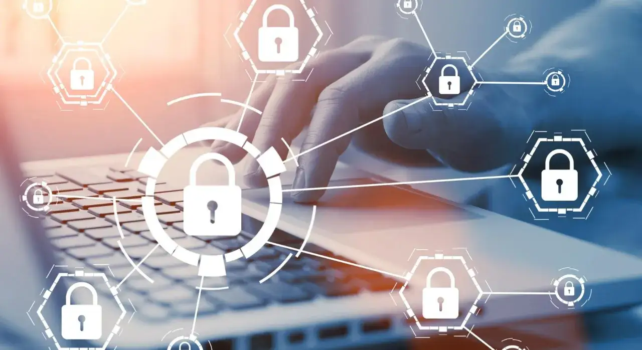Mani su tastiera con lucchetti digitali sovrapposti, simbolo di sicurezza e servizi giuridici per l'impresa.