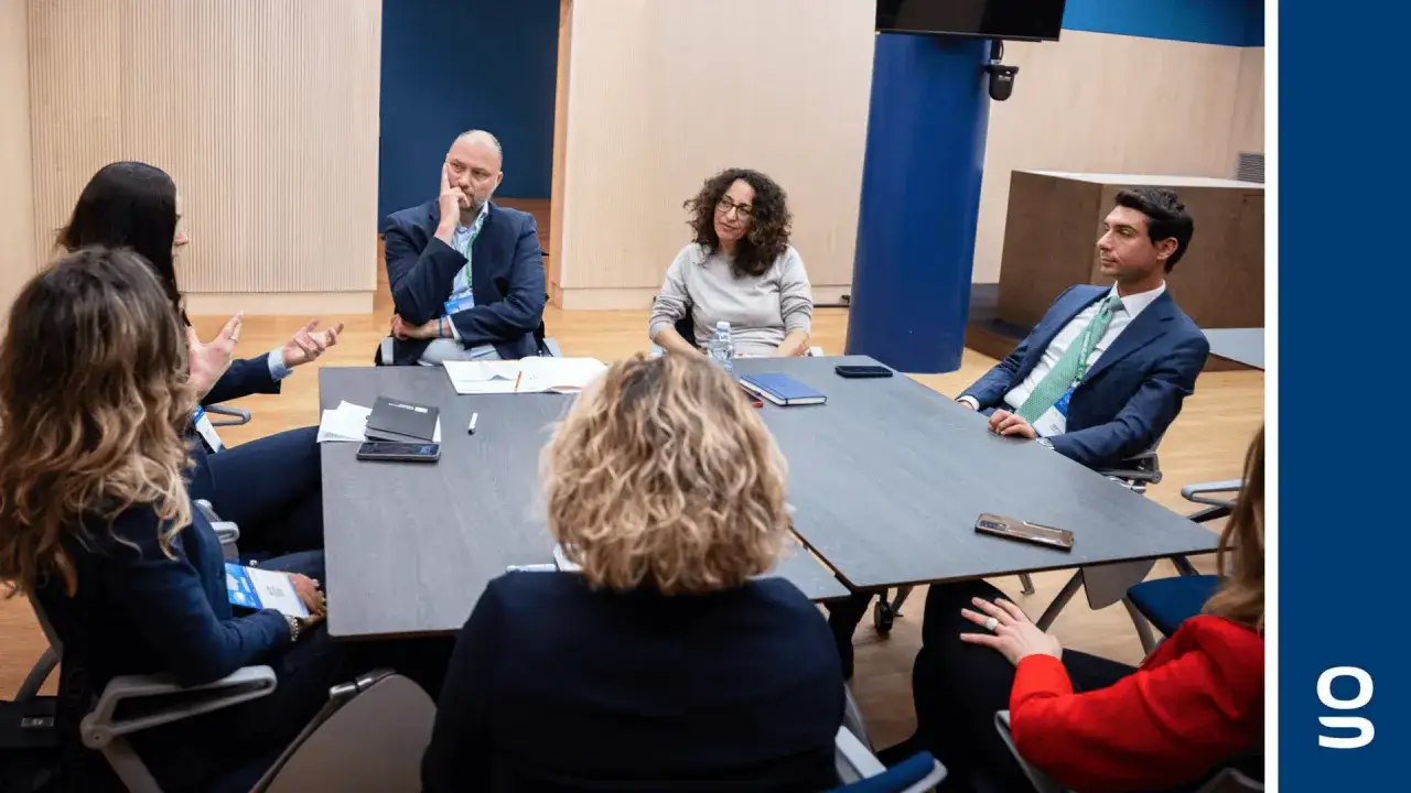 Un team discute strategie di marketing. Il brand manager cosa fa? Coordina, analizza e definisce il futuro del marchio, come in questa riunione.