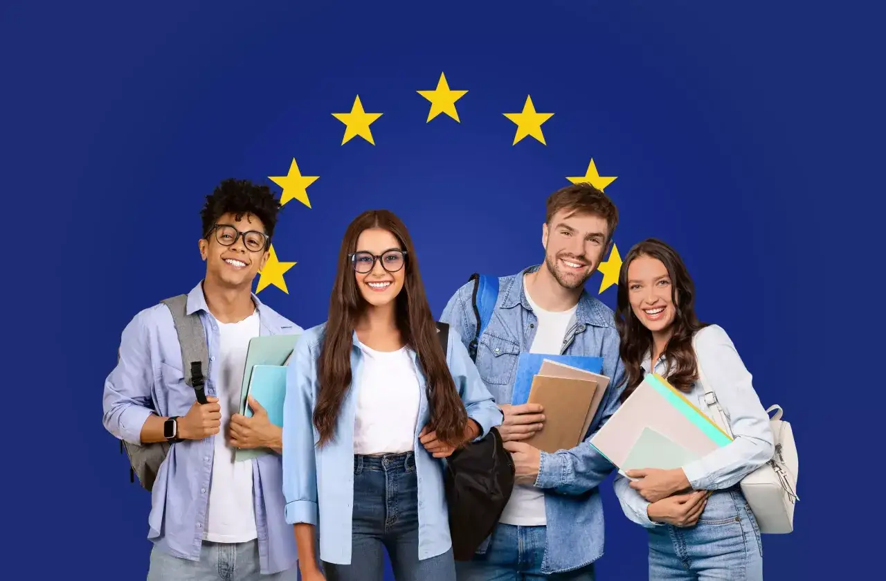 Quattro studenti sorridenti con libri e zaini, sullo sfondo della bandiera europea. Un'immagine che evoca le migliori università telematiche.