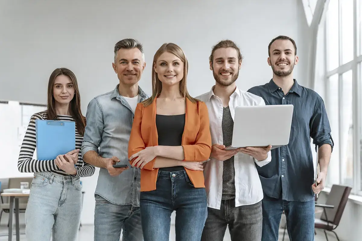 Team sorridente, con un laptop e cartella, pronta per il lavoro acquedotto pugliese previste 200 assunzioni.