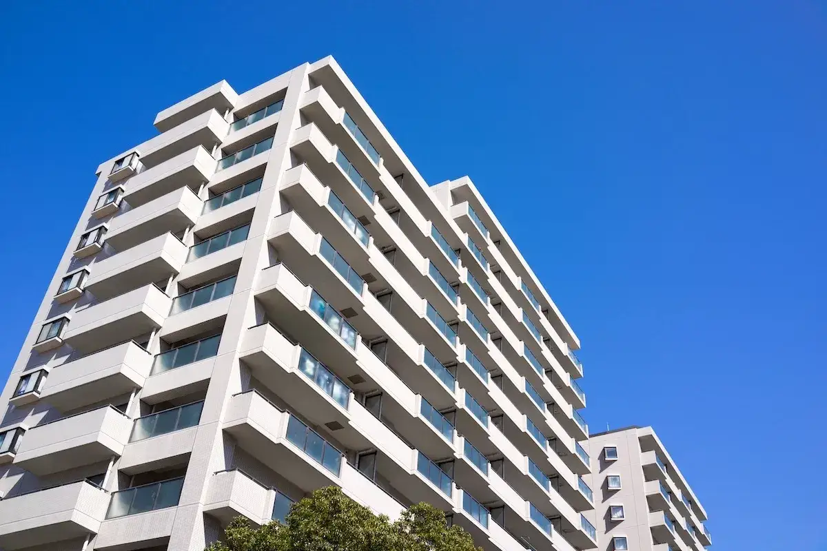 Edifici residenziali moderni sotto un cielo azzurro. Immagina il stipendio portiere senza alloggio per chi cura questi palazzi.