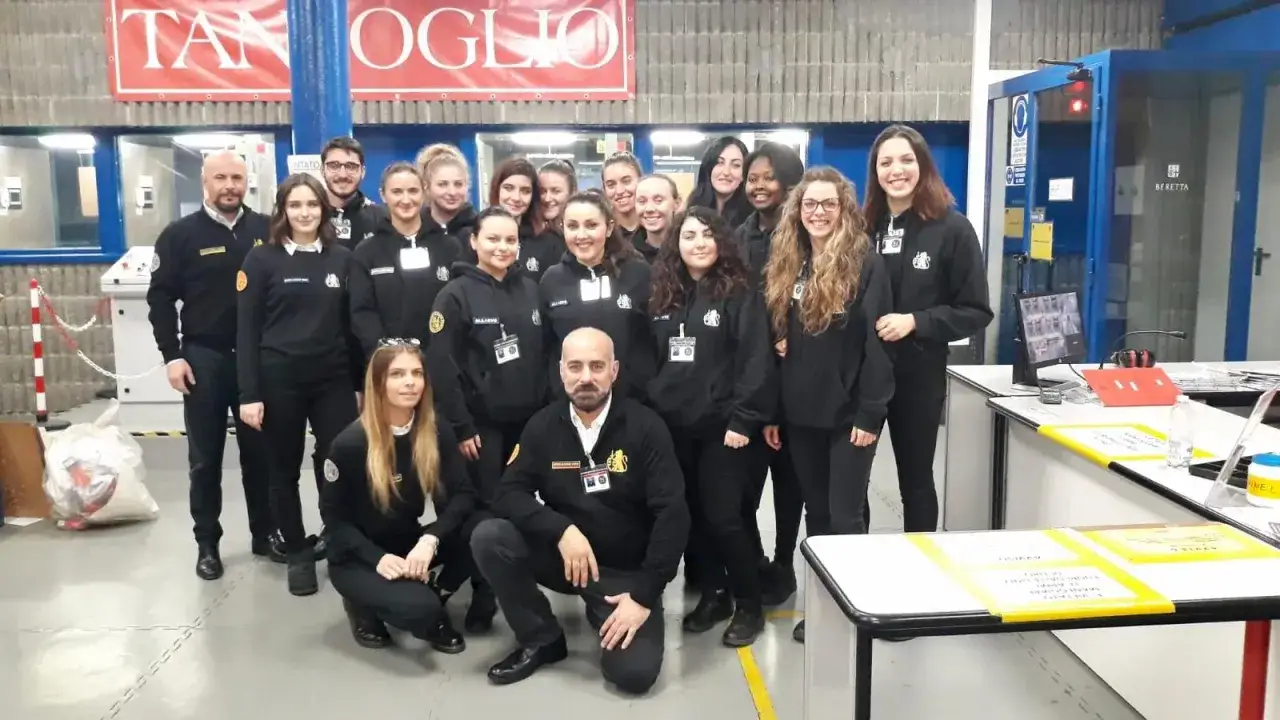 Gruppo di studenti in divisa, forse per un corso di magistrale criminologia Milano, posano sorridenti.