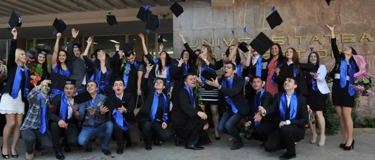 Laureati in magistrale sociologia e criminologia lanciano i cappelli in aria, celebrando la fine degli studi.