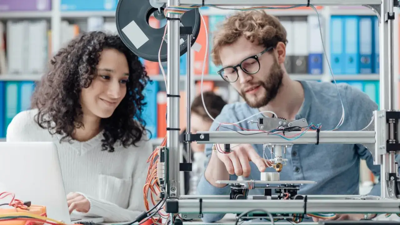 Giovani che studiano stampa 3D, un'ottima idea su cosa studiare a 30 anni per trovare lavoro nel settore tech.