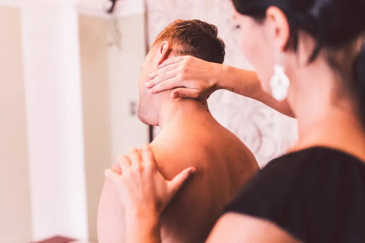 Osteopata esegue un trattamento al collo e alla spalla. Scopri quanto guadagna un osteopata.