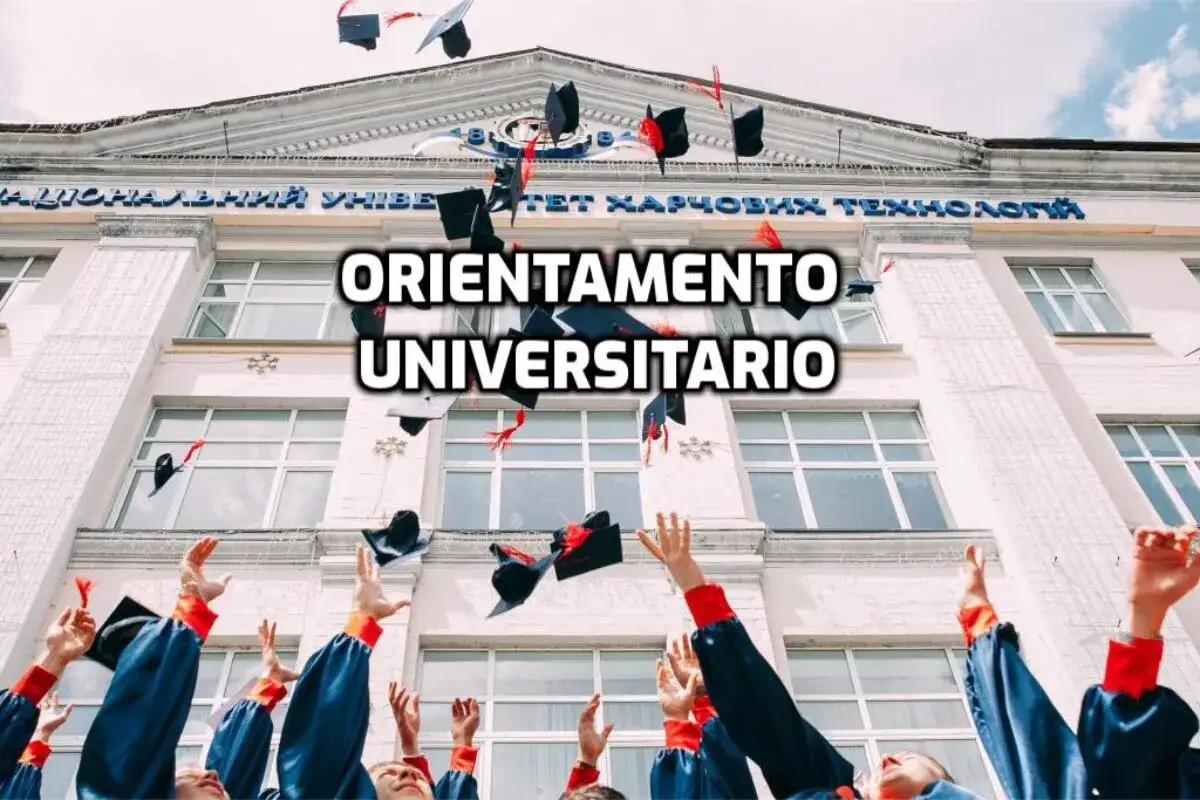 Laureati lanciano i cappelli in aria davanti a un'università. Un momento di gioia che apre le porte a futuri sbocchi lavorativi.