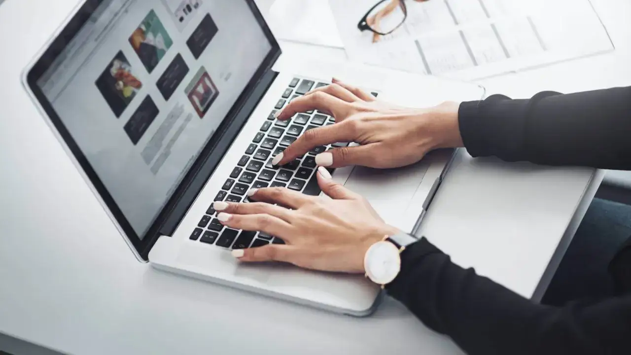 Mani che digitano su un laptop, un'immagine che evoca il lavoro full remote e la flessibilità moderna.