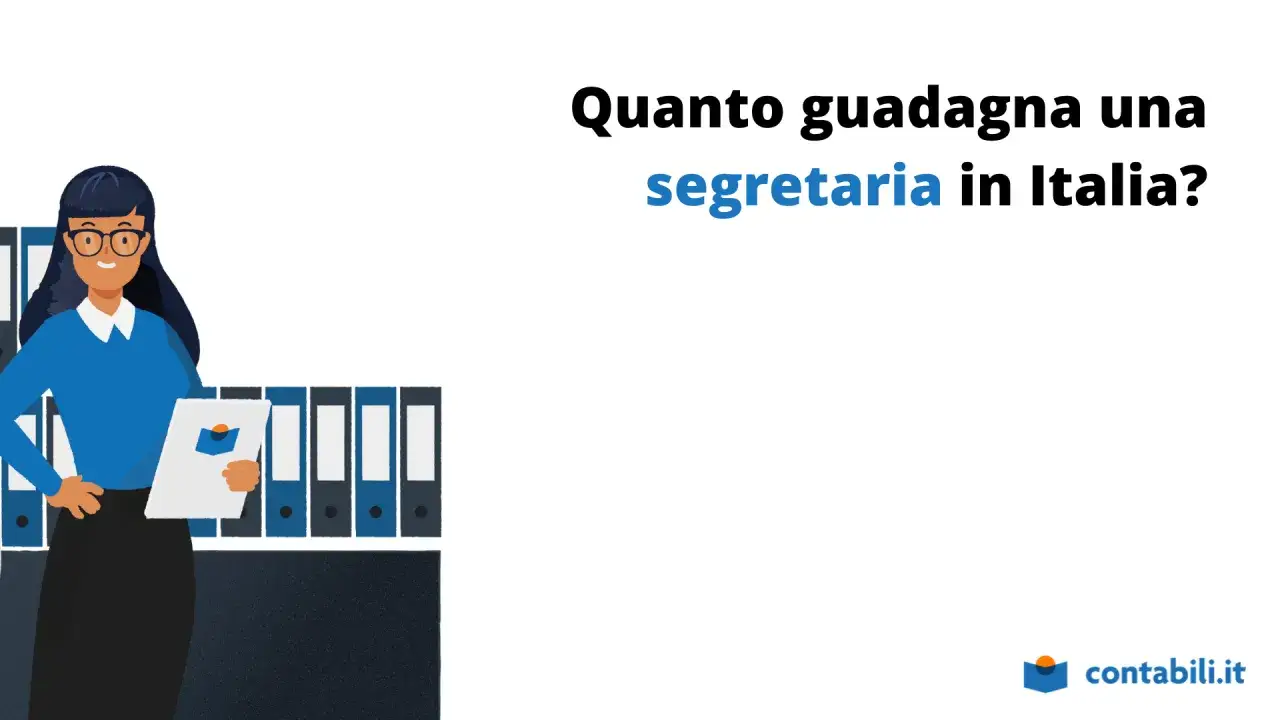 Una segretaria con occhiali e camicetta blu, in piedi davanti a scaffali con raccoglitori, si chiede quanto guadagna una segretaria in Italia.