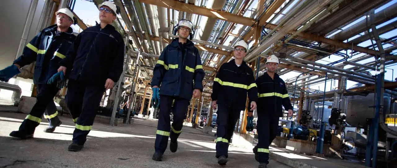 Operai in un impianto industriale. Eni assume 50 diplomati e laureati per nuove opportunit&agrave;.
