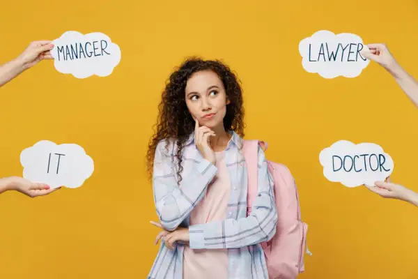 Ragazza pensierosa con zaino rosa, circondata da nuvole con professioni: Manager, Lawyer, Doctor, IT. Quali sono le migliori università telematiche per il suo futuro?