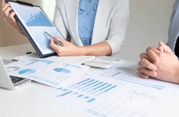 Analisi di grafici finanziari per discutere il consulente finanziario stipendio e strategie di investimento.