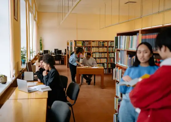 Studenti studiano in biblioteca, un ambiente ideale per chi cerca le psicologia migliori università.